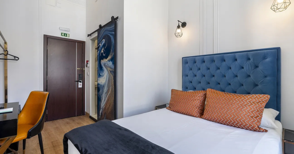 Avenue Light Double room (full double bed)