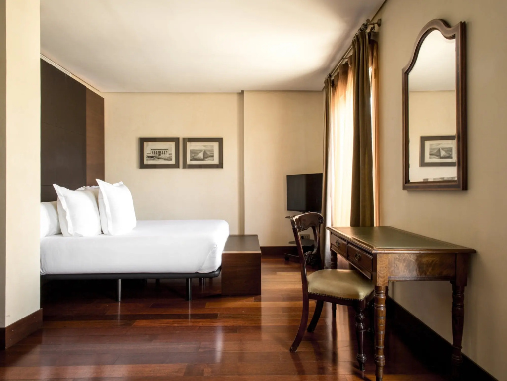 Double Suite (full double bed)