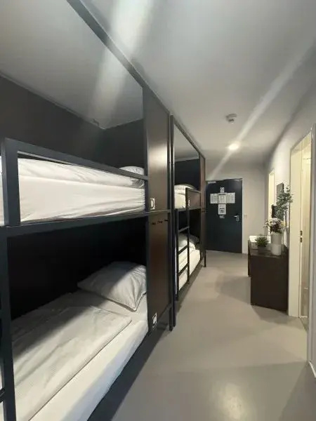 Sextuple room