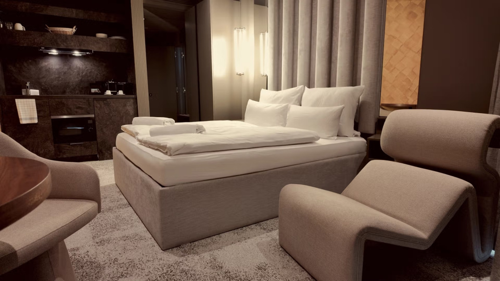 Deluxe Double room (full double bed)
