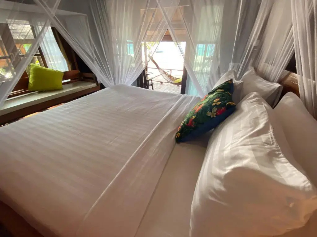 Wooden Air-Conditioned Double Bungalow beachfront (full double bed)