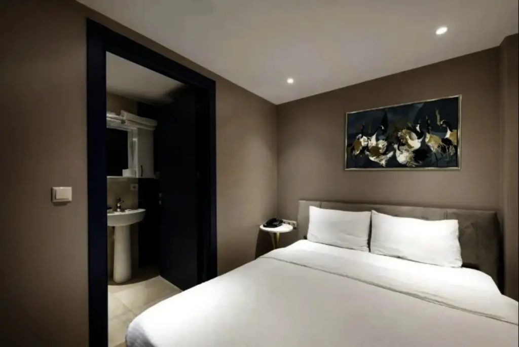 Economy without window Double room, no window, full double bed room photo 1