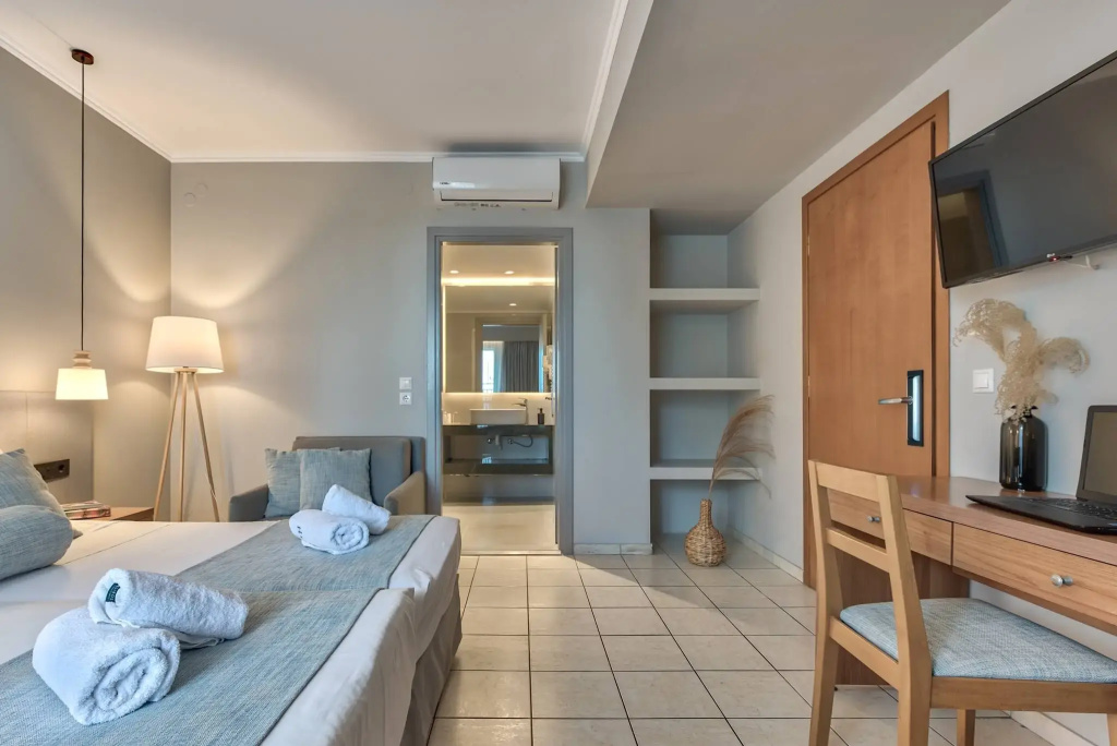Superior Triple room with sea and pool view