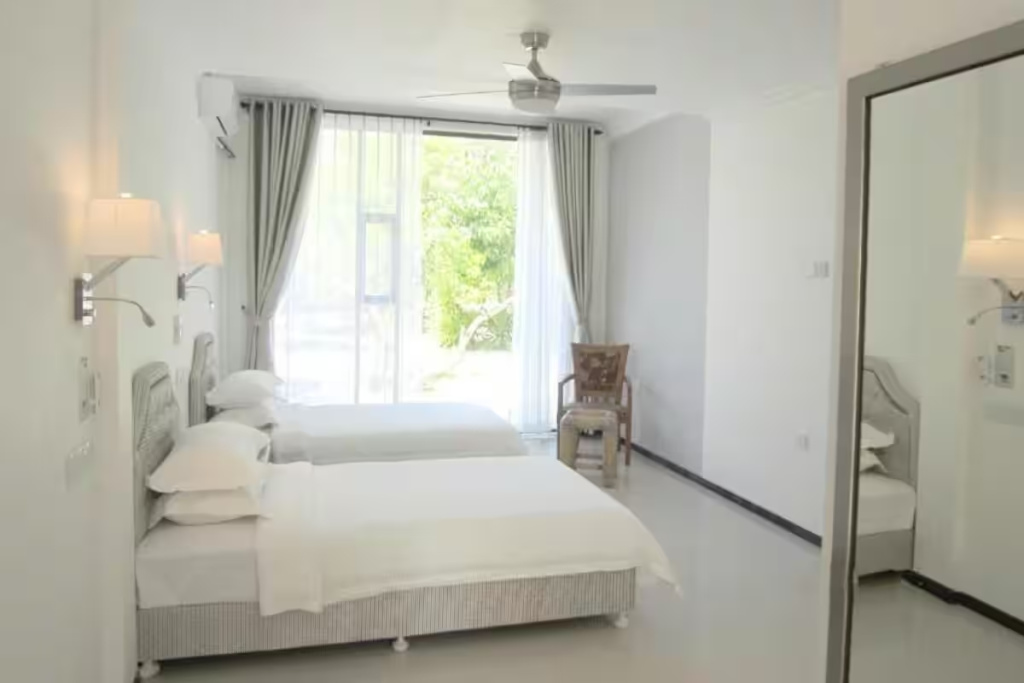 Deluxe Double room beachside (full double bed)