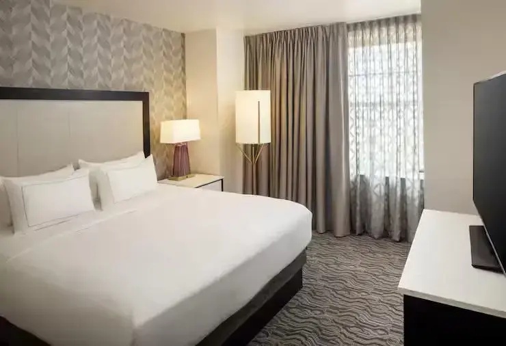 DoubleTree Suites by Hilton Hotel Detroit Downtown - Fort Shelby - Chambres
