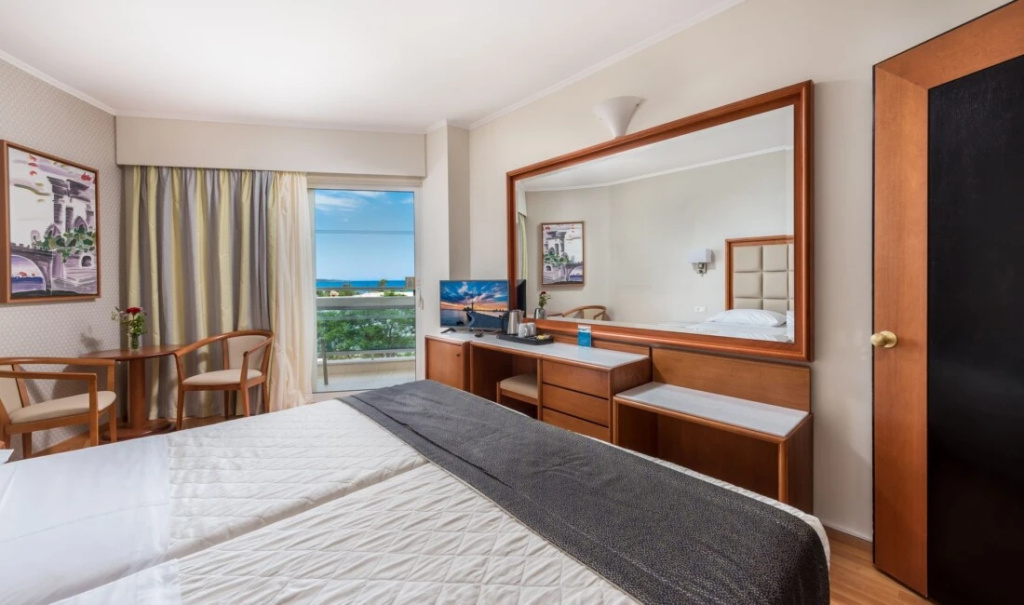Comfort Double room with partial sea view (twin beds)
