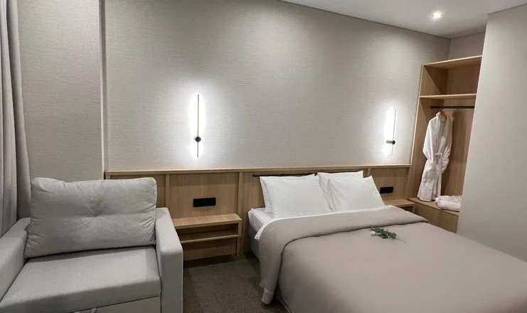 Двухместный номер Стандарт с балконом и с видом на горы двуспальная кровать в Изумруд