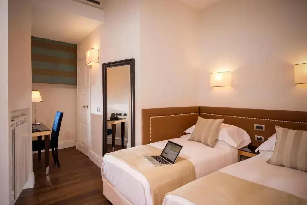 Small Double room (twin beds)