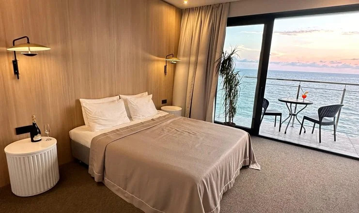 Двухместный полулюкс c 1 комнатой с видом на море двуспальная кровать в Изумруд