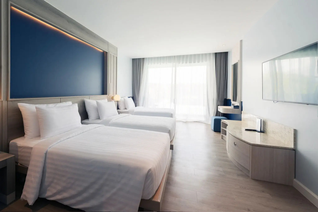 Трёхместный номер Deluxe с видом на бассейн в Seabed Grand Hotel Phuket