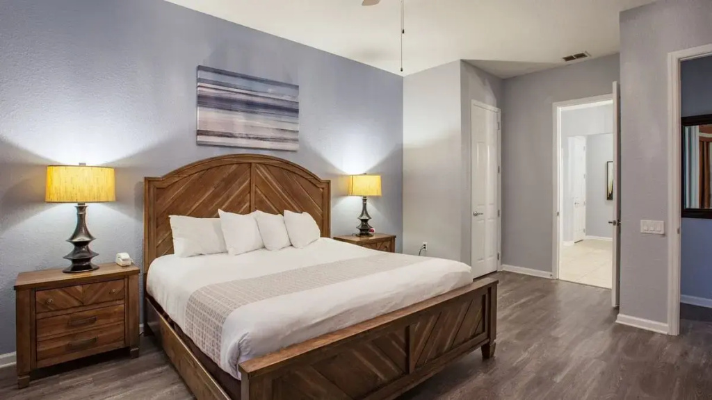 3 Bedrooms Premium Condo with lake view