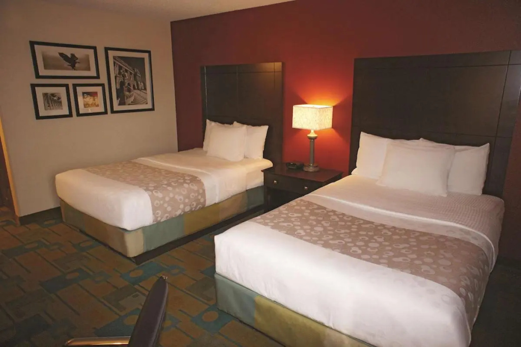 Standard Double room with city view (twin beds)