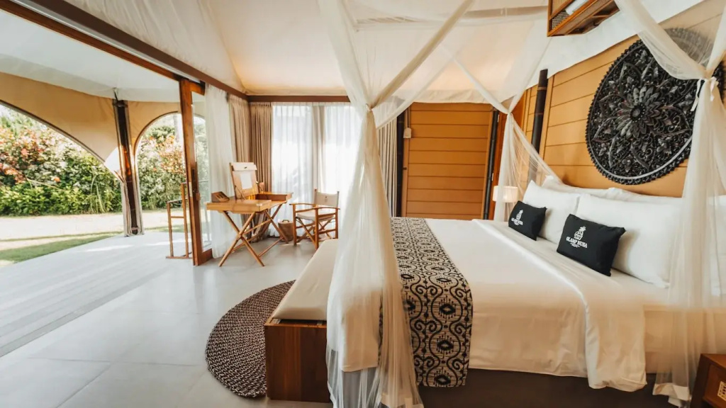 Deluxe Double room with lake view (full double bed)