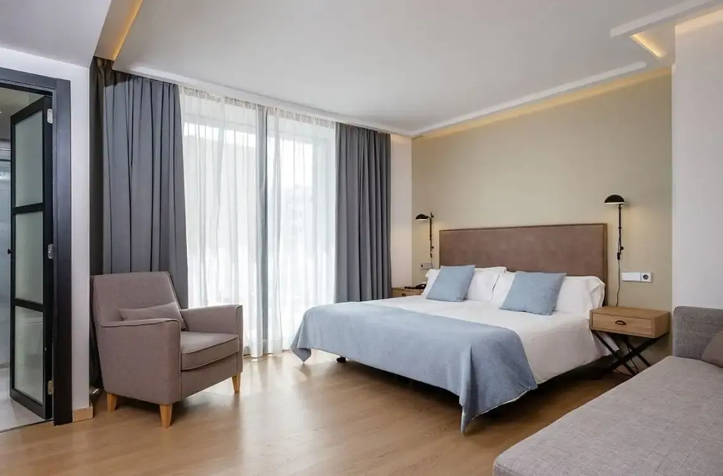 Double room with balcony (full double bed)