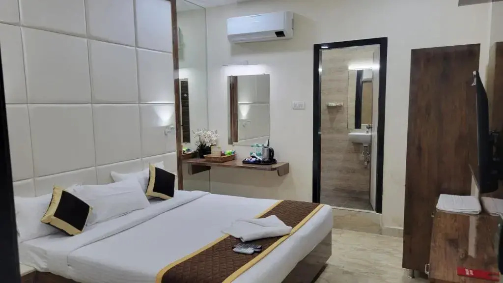 Deluxe Double room (full double bed)