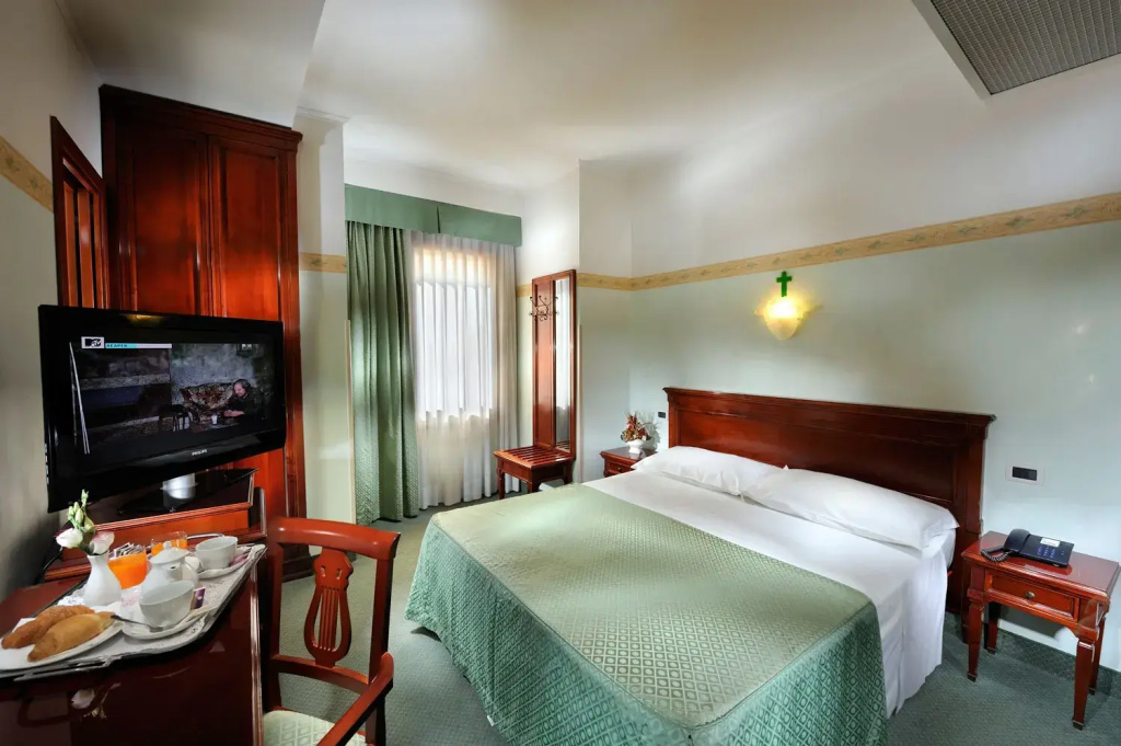 Double room (full double bed)