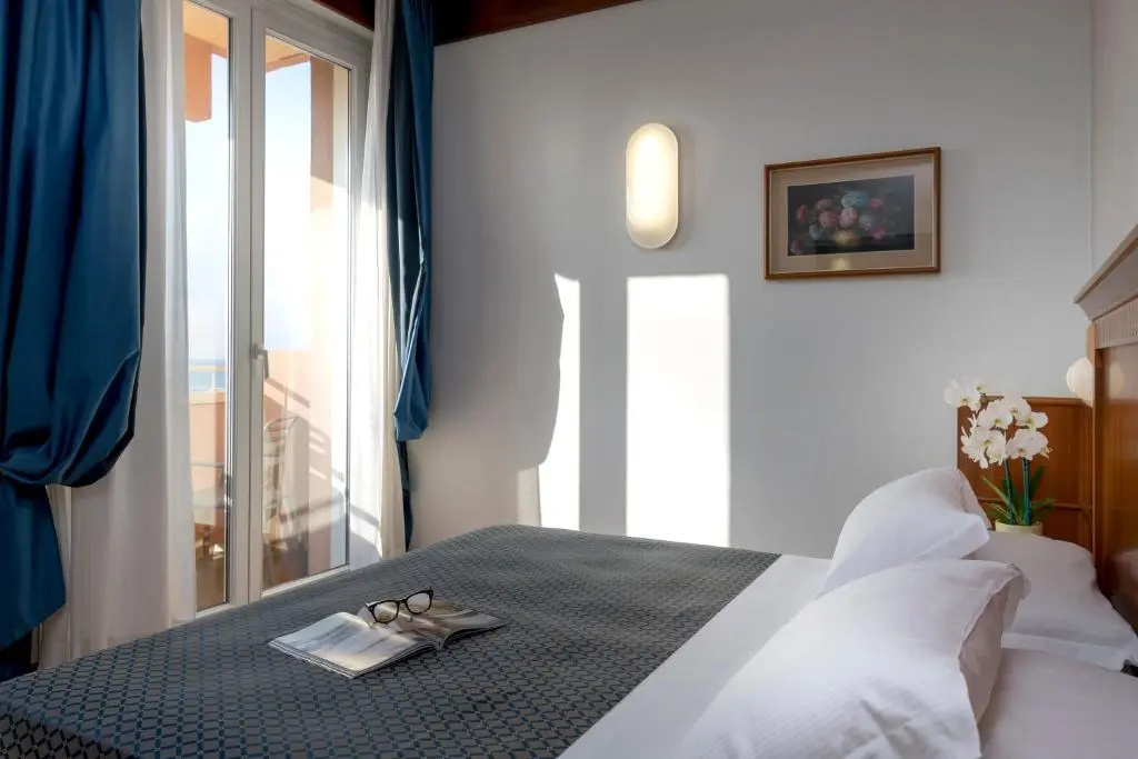 Terrace Quadruple room with side sea view