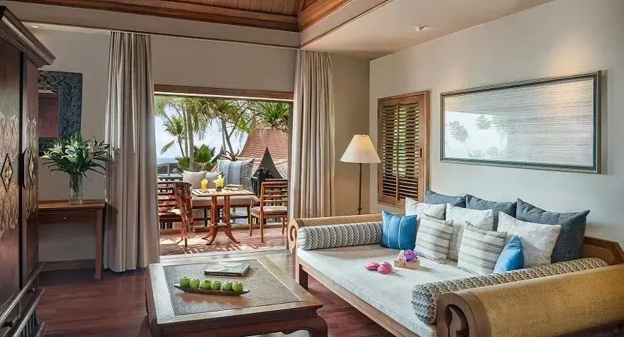 Двухместный клубный Anantara люкс с видом на море двуспальная кровать в Anantara Hua Hin Resort