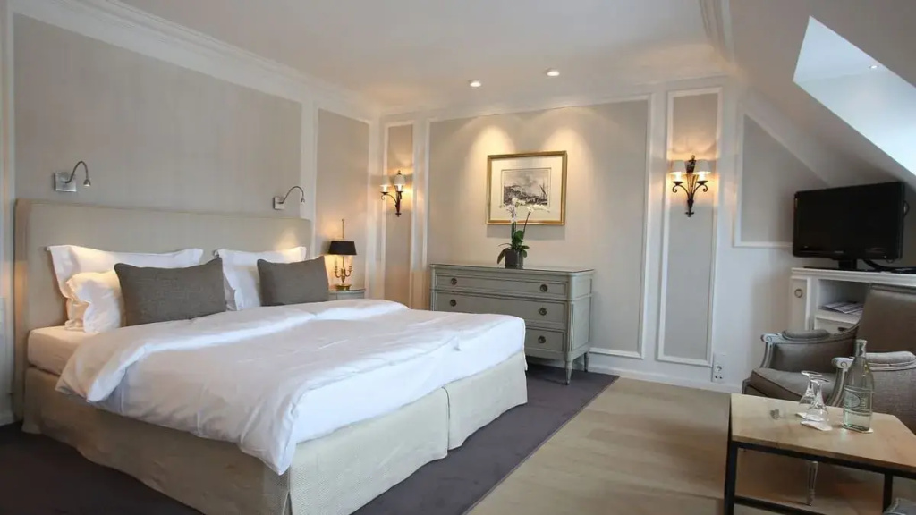 Double Suite (full double bed)