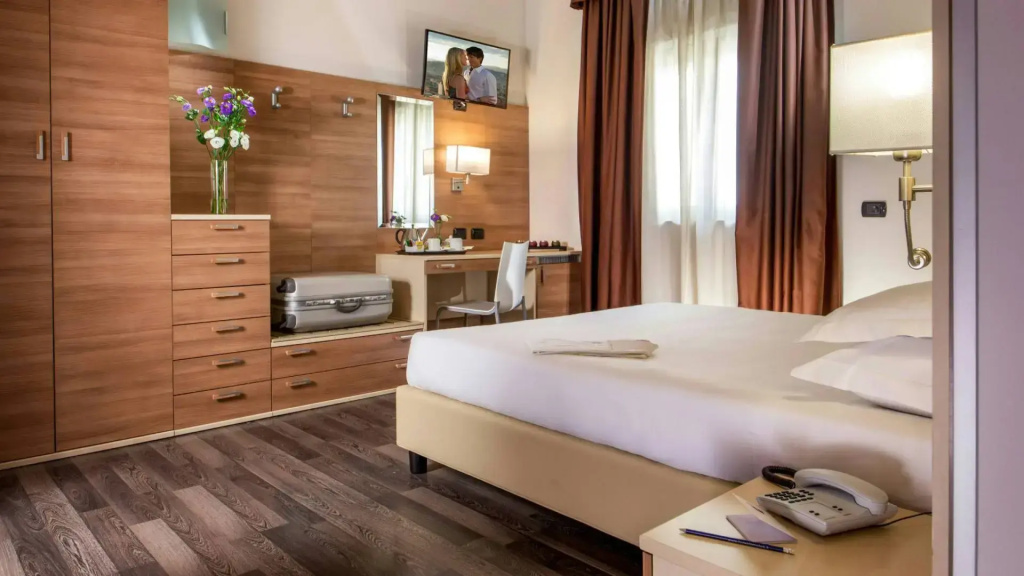 Executive Double room (full double bed)