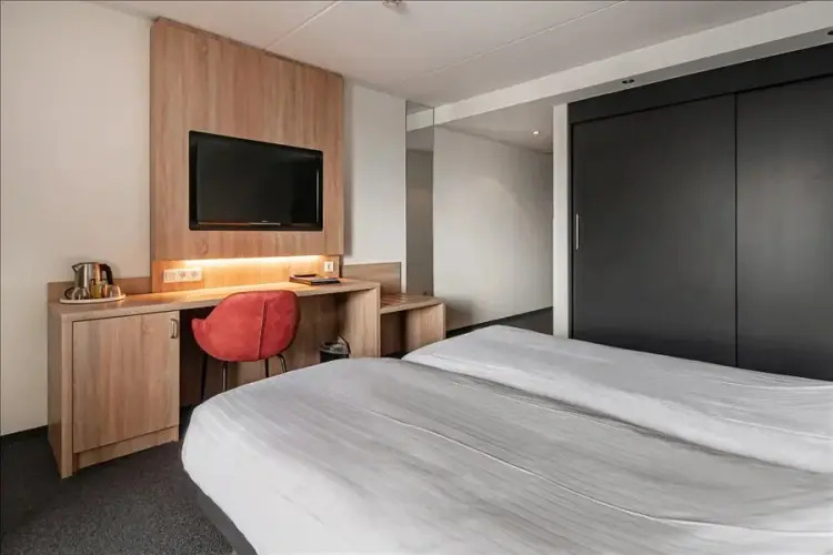 Standard Double room with harbour view (twin beds)