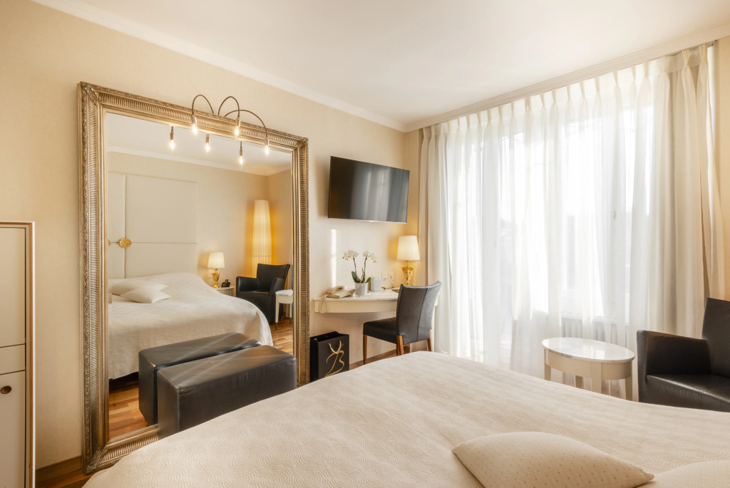 Double room with river view (full double bed)