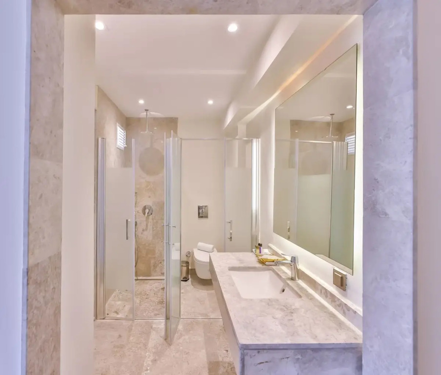 Двухместный номер Deluxe с балконом и с видом на море двуспальная кровать в Hera Hotel
