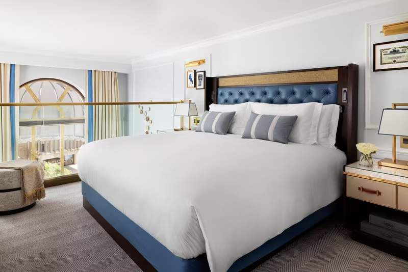 Executive Double Club Bi-Level Suite (full double bed)