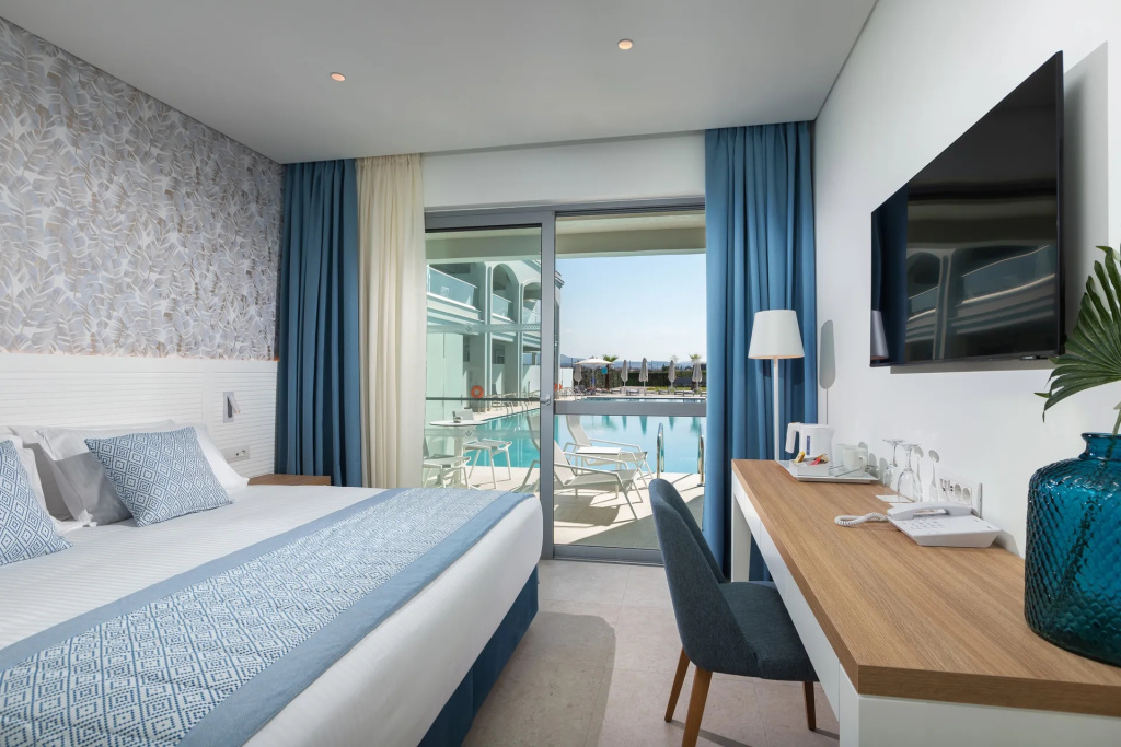 Sharing Pool Double room (full double bed)