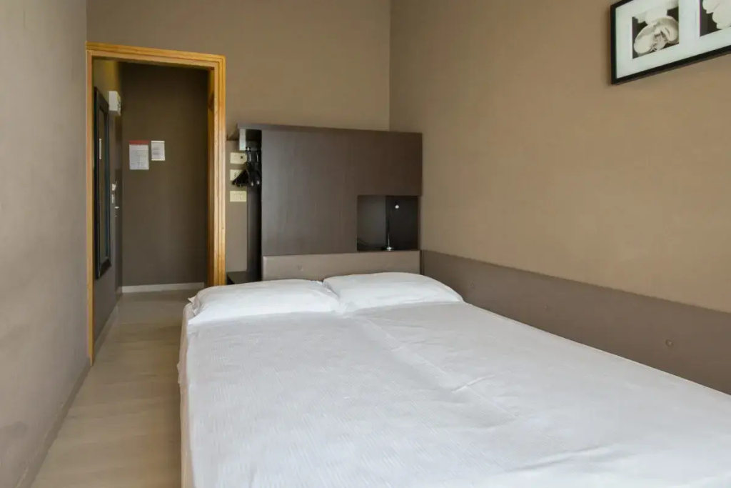 Small Double room (full double bed)