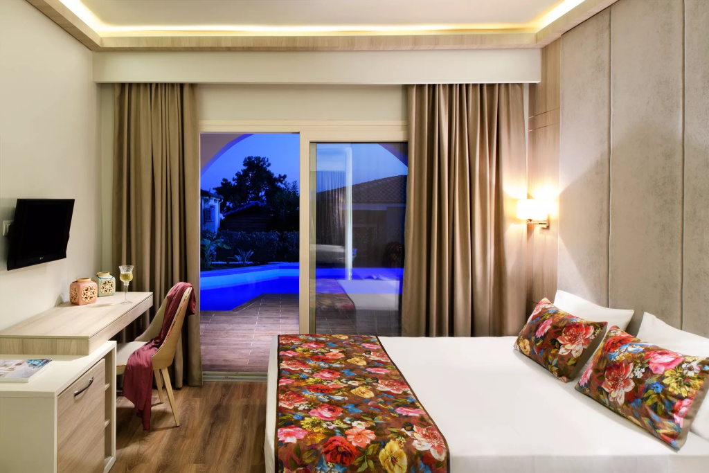 Deluxe Sharing Pool Double room (full double bed)