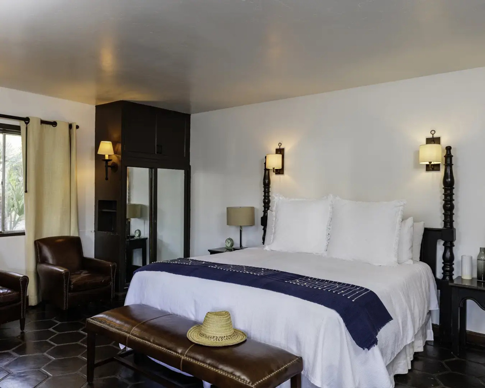 Deluxe Double room (full double bed)