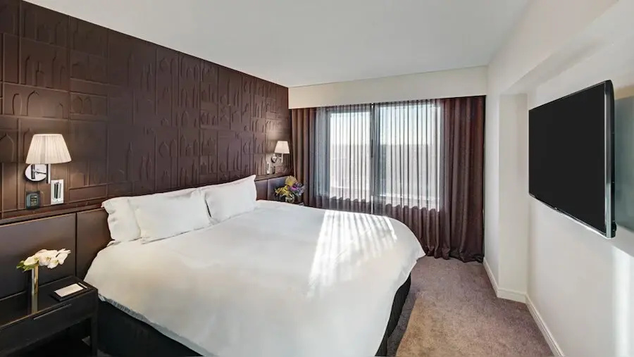 2 Bedrooms Media Room Suite with harbour view