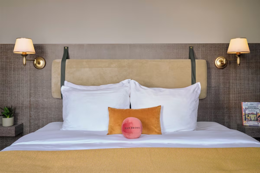 Large Double room (full double bed)