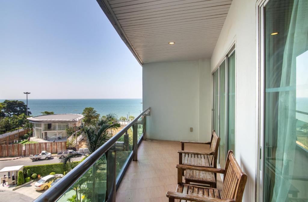 Люкс c 1 комнатой с видом на море в Royal Beach View Suites