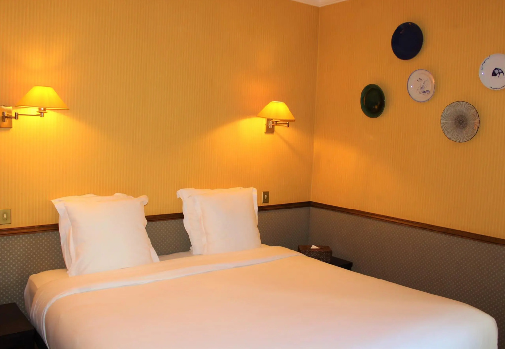Double room with city view (full double bed)