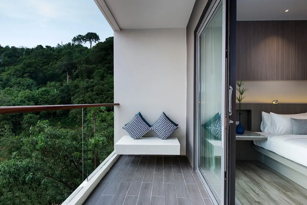 Двухместный номер Ocean Premier двуспальная кровать в Hotel Ikon Phuket
