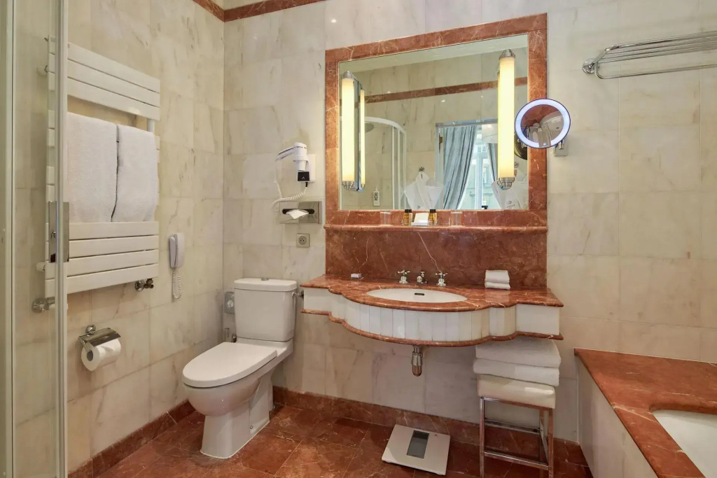 Hotel Regina Louvre 111