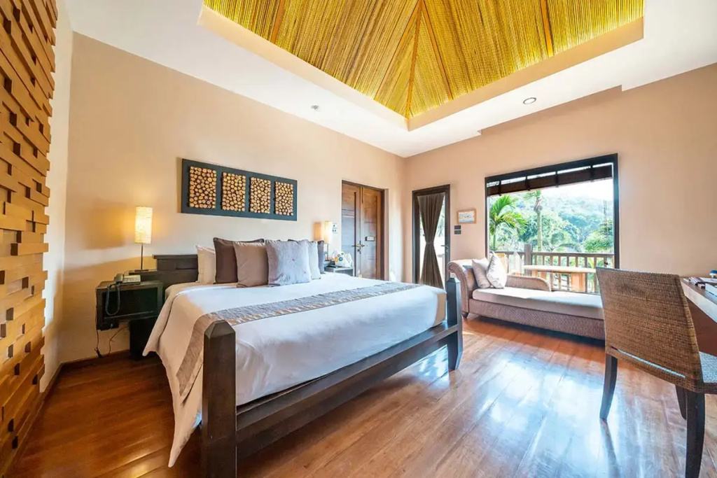Premier Classic Double Hillside room with balcony (full double bed)