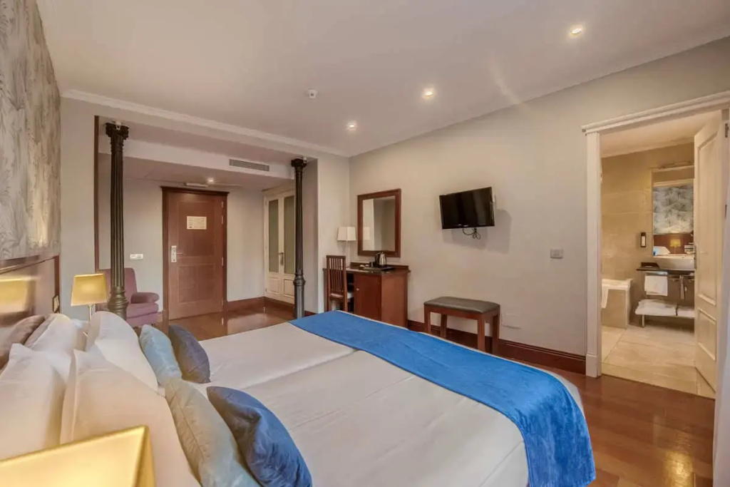 Superior Double room (full double bed)