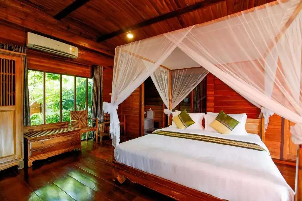 Deluxe Thai Double room with pool view (full double bed)