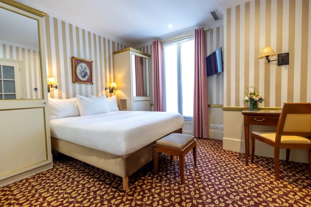 Classic Double room with courtyard view (full double bed)