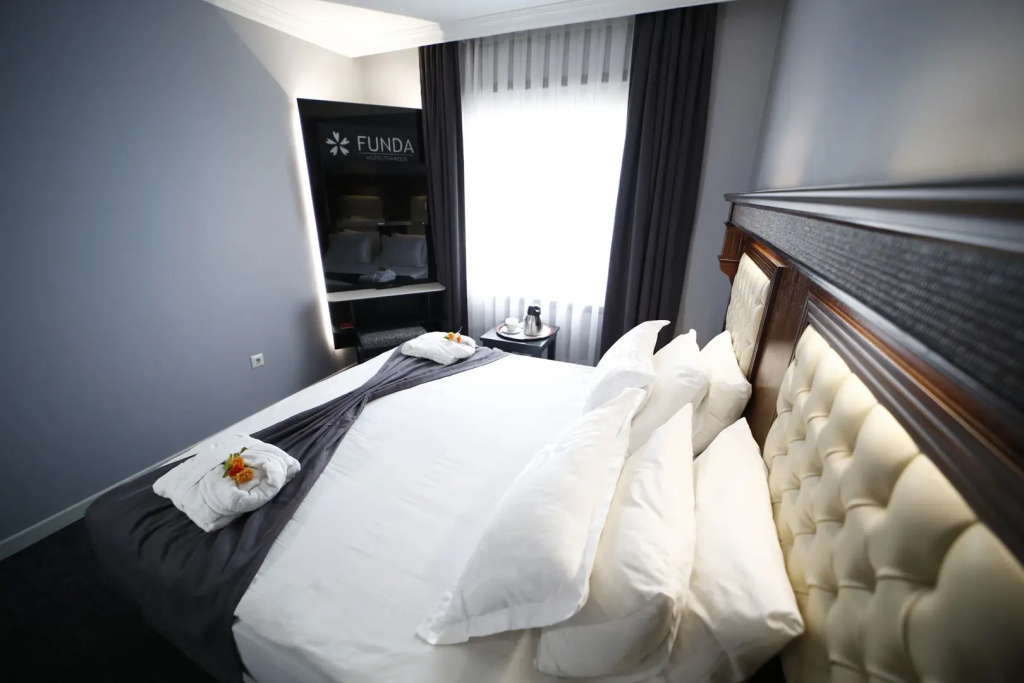 Standard Double room with city view (full double bed)