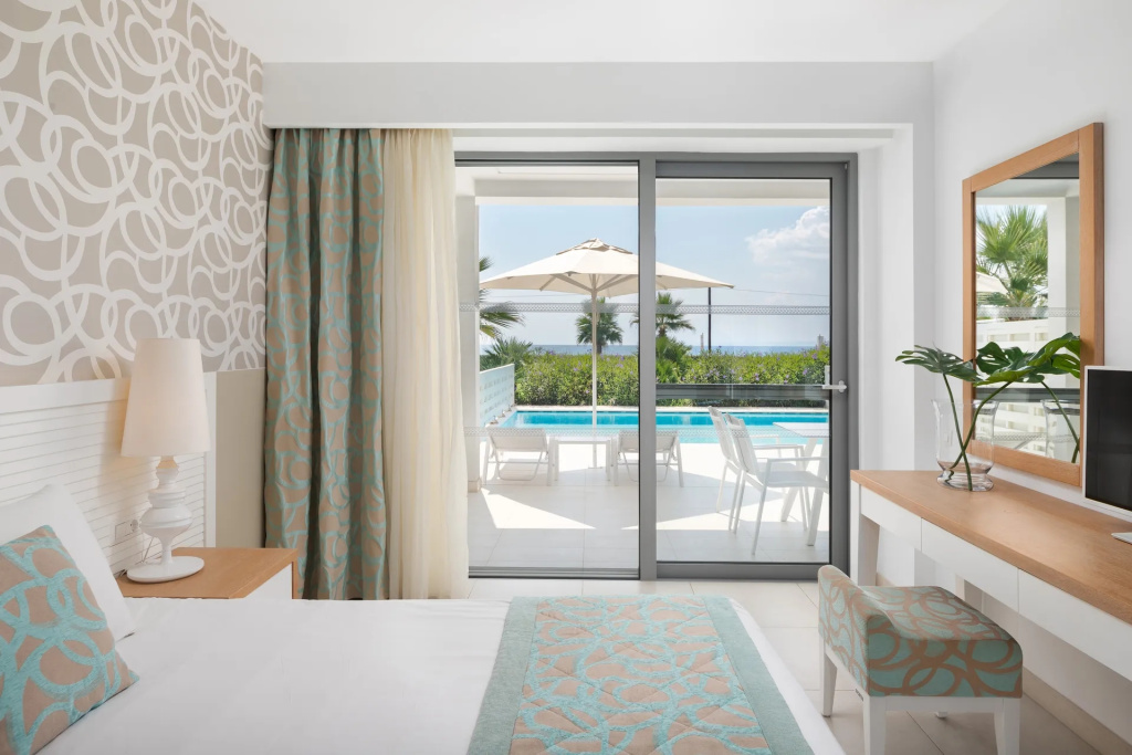 Sharing Pool Double Suite (full double bed)