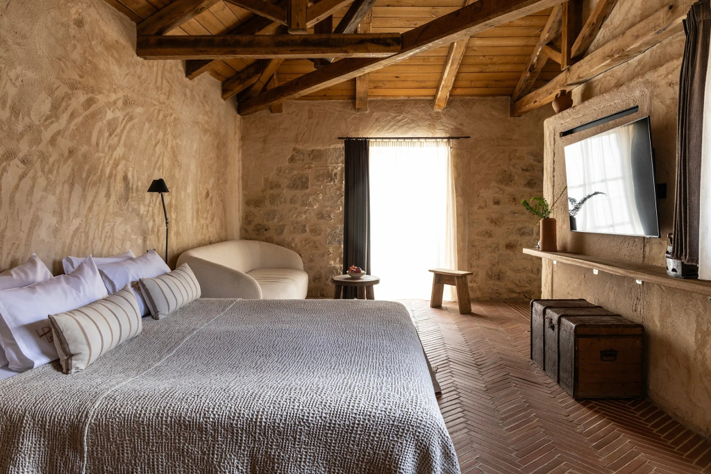 Design (Upper Floor) Double with Heated Private Pool Suite (full double bed)