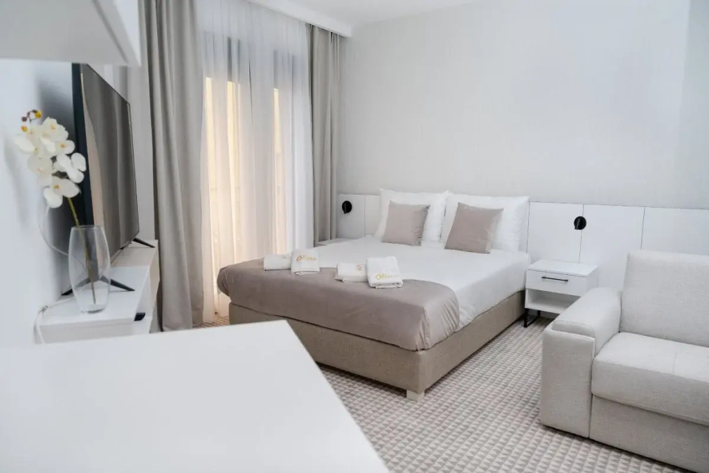 Superior Double room with balcony (full double bed)