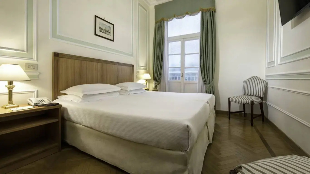 Small Double room (full double bed)