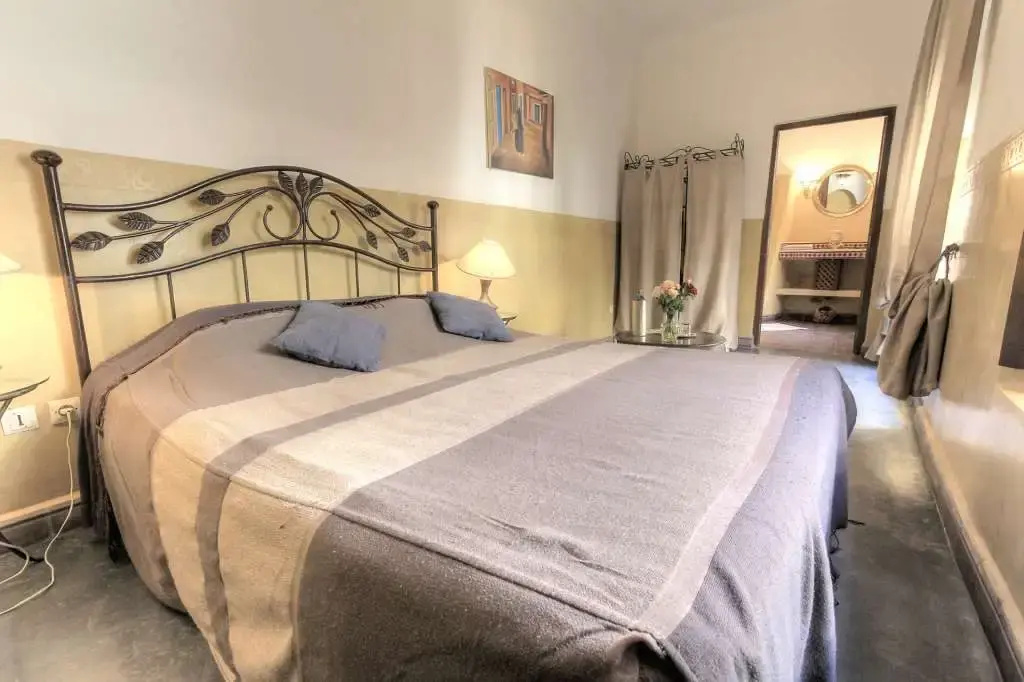 Almohade Double room (full double bed)