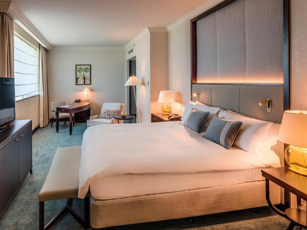 Classic Lounge Access room