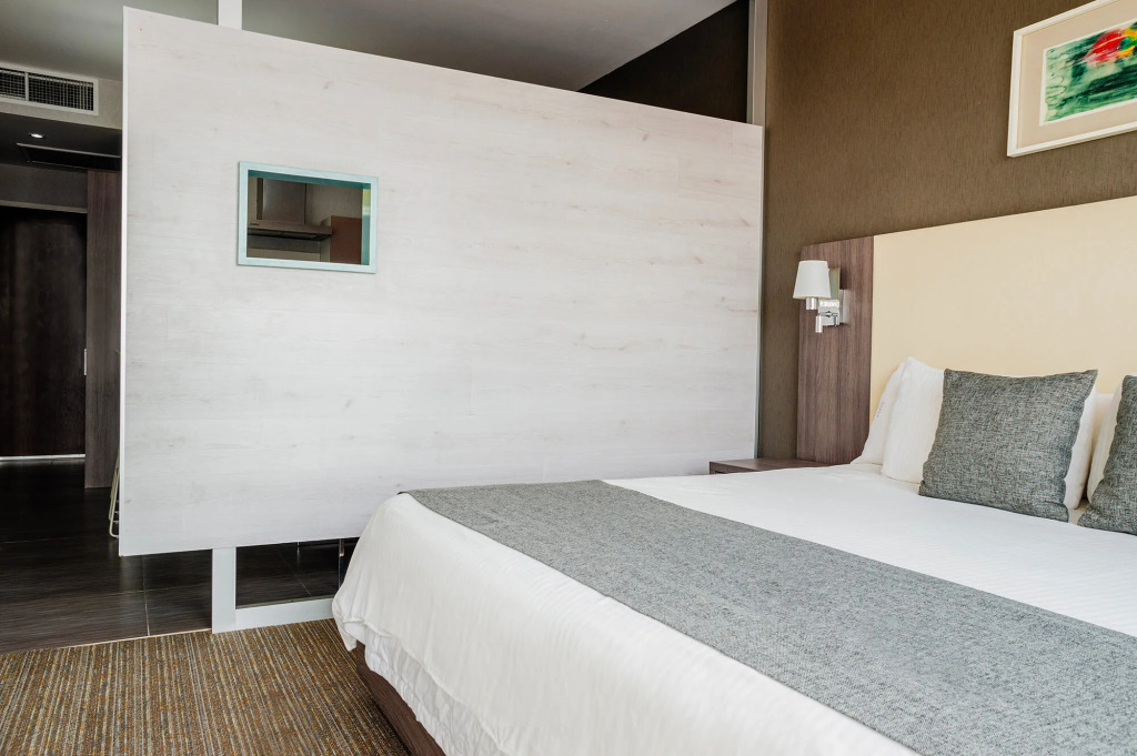 Double Suite full double bed